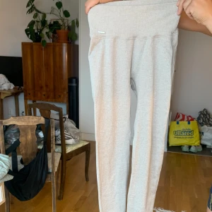 Träningstights - Ribbade träningstights i fint skick från Aim’n. Storlekslappen är borta pga den kliade men de är i storlek S! 🤍