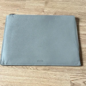 Datorfodral - Datorfodral ifrån Holdit. Nyskick och använd ett fåtal gånger. 