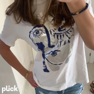 Zara T-shirt - Säljer denna tröja från Zara då den endast har används 2 ggr, därav inga tecken på användning💕