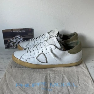 Phillipe Model skor - Phillipe Model skor☀️ | Fint skick, med slitningar som också tillhör designen | Storlek: 43, passar också 44 | Pris: 1299kr | Hör av dig vid frågor eller för fler bilder⭐️