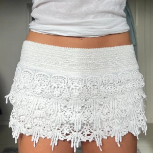 Spetsshorts - midjemått: 38cm rakt över