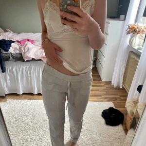 Linnebyxor Hm - Superfina linnebyxor från hm, med blå små prickar som gör att det ser ut som dom är randiga! Använda 2-3 ggr så dom är som nya