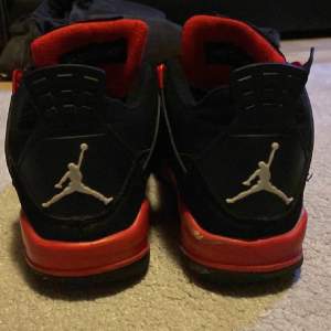 Säljer Jordans 4 i färgen red hunter, super sköna skor, köpte dom här på plick Box med följer 