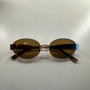 Supersnygga solglasögon, funkar perfekt till sommaren. Köpte för 300kr.❤️