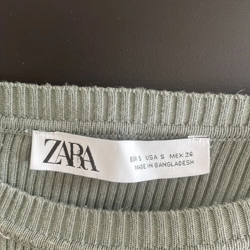 Ett fint grått Zara linne som är i det tjockare materialet men super fin och bra till sommar kvällar❤️ Set står S men skulle säga att den är en XS. Toppar.