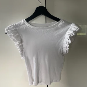 Vit topp från Sara ❤️ - Ändats använd fåtal gånger!  Fint skick❤️