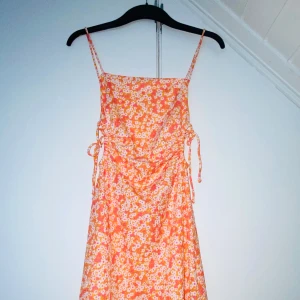 Bershka sommarklänning - Fin klänning köpt från Bershka i mycket bra skick (endast använd 1 gång)🔆Perfekt nu till midsommar!! Rafflat och stretchigt material i polyester, strl S