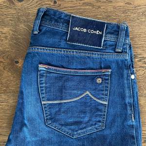 Säljer dessa limited edition Jacob Cohën jeans. Storleken på jeansen är 35 men passar mer som storlek 33. Modellen på jeansen är 622 vilket är slim passform. Jeansen är i utmärkt skick. Skriv om du har några frågor.