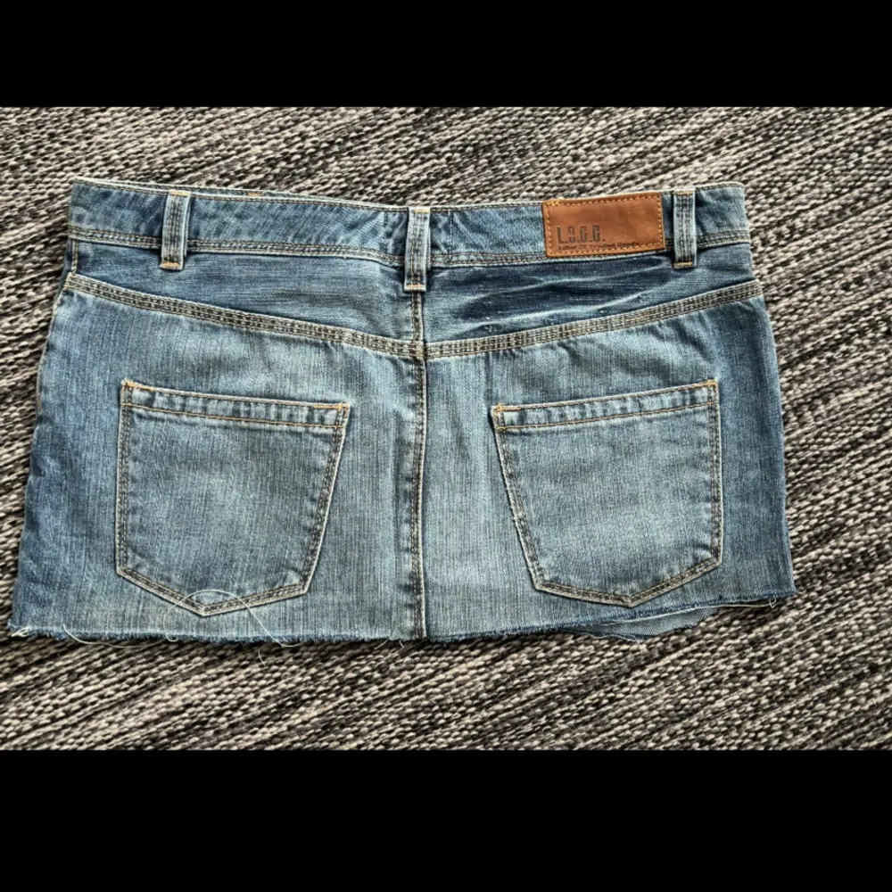 Jeans kjol köpt på H&M för väldigt länge sedan. Köpt som lång jeanskjol, sedan har jag klippt den kort. Passar tyvärr inte mig då den är förstor. Väldigt fin och sitter bra på någon som är S-L. Kontakta mig för funderingar och frågor! 💘. Shorts.