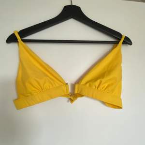 Säljer en söt gul bikinitopp från NA-KD. Bikinin är helt oanvänd och i fint skick. Bikin är liten i storleken.