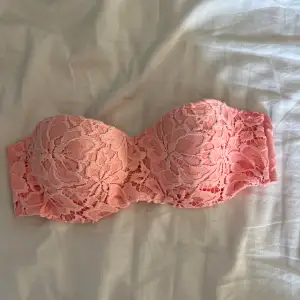 Säljer denna drömmiga bikini överdel i korallrosa💕passar nån med A eller B kupa och runt 70/75