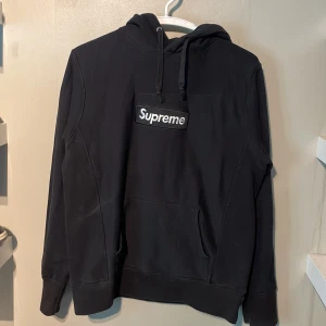 Supreme Bogo hoodie - Tjena, säljer denna jätte fräscha Supreme hoodie. Köpt på Plick för 1200kr, så vet inte om den är äkta eller inte så säljer den lite billigare då jag inte vill råka lura någon. Storlek M. 