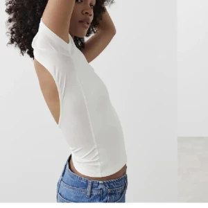 Öppenrygg topp - Topp från Gina Tricot i vitt, aldrig använt. Storlek s, säljer för 299kr💕💕