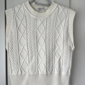 Stickad väst  - Säljer denna stickade väst från Dobber. Mycket sparsamt använd och därför väldigt bra skick! Något stor i storleken och passar på mig som har S i övriga kläder. 💚 Nypris 399kr, säljes för 199kr 