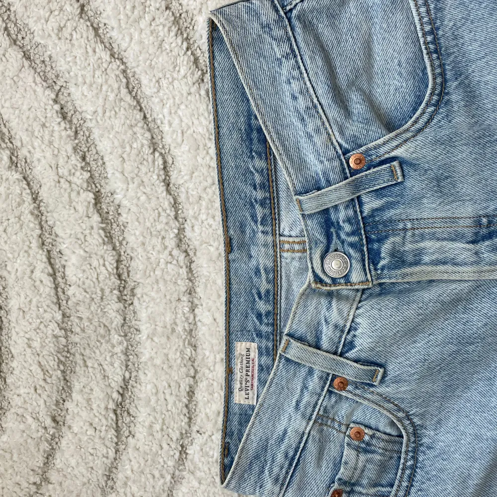 Ljusblåa jeans från Levi’s Model: 501 Säljes pga att de ej passar länge, mycket fint skick!. Jeans & Byxor.
