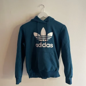 Adidas hoodie - Okej skick. Har bara en liten fläck längst ner på tröjan, lika stor som ett riskorn