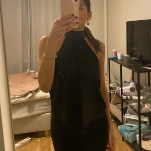 Halterneck topp - Jättefint plagg till fest eller finare tillfällen. Har tyvärr inte kommit till användning så som jag tänkte. Köpt billigt, därav det billiga priset. Nyskick.💖