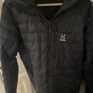Haglöf jacka  - Tja, Håller dig varm och är perfekt för målniga dagar, sitter perfekt M på mig🧥säljer den för hela 699kr med ord priset är 2499:- då jag behöver pengar. Jackan skickas ut så snabbt som möjligt. Följ för mer liknande samt sommar relaterade drop🌻 Mvh!!