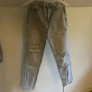 Jeans  - Hittade dessa Jeans i garderoben som använder för ett tag sen som är försmå ni. Sparsamt använda, osäker på nypris. Mitt pris: 100kr