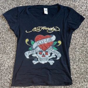Ed Hardy T-shirt - En snygg Ed Hardy Tröja /t-shirt i storlek S med snyggt och coolt Bling 🎀☁️