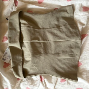 Tubtopp - Jättefin tubtopp som aldrig använts. Köpt från HM i storlek S💕 Orginalpris 179kr, säljer för 150kr💕 Prislappen är kvar.