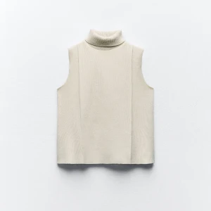 Zara tröja  - Säljer denna fina toppen från zara då den inte kommer till användning. Den är helt ny och aldirg använd. Pris kan självklart diskuteras! Hör av er vid frågor mvh malva! 🥰