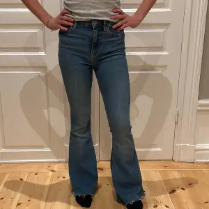 Säljer dessa Bershka jeans i storlek 32, ca 67cm i midjemått💕