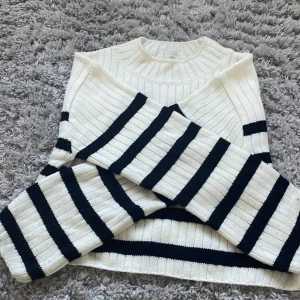 Stickad tröja - Jättegullig stickad tröja från h&m. Strl 146-152 men passar som xxs. Köparen står för frakten😘😘