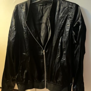 Jacka  - Pösig jacka i skönt material 