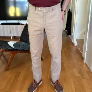 Linne byxor Massimo Dutti str 31 - Beige Linne byxa från Massimo Dutti Mycket fint skick Tvättad och pressad på kemtvätt inför försäljningen (kan även fixa press-veck vid önskemål) Storlek: 31 (dock något stor i storleken) Material: 82% bomull, 18% linne Perfekt till sommaren 