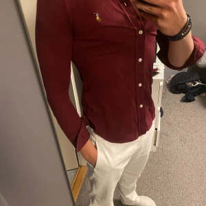 Ralph lauren skjorta - Riktigt fet raffeskjorta 100% bomull i nyskick. Riktigt fet nu till sommaren med ett par linnebyxor💯 Lite för liten för mig därför jag säljer. Nypris 1500kr