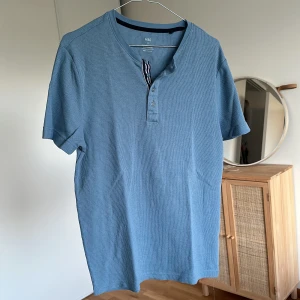 Blå T-shirt str S Marks & Spencer - Blå T-shirt i storlek S från Marks & Spencer  Ingen tecken på slitage Mycket fint skick   Något stor i storleken, passar även till M