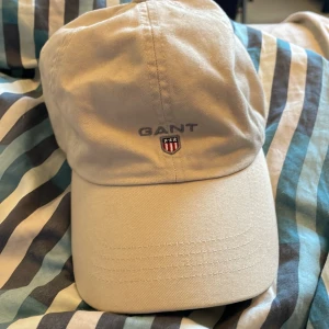 Gant jacka och keps  - Jackan stil M: 300kr  Keps: 150 Allt 400