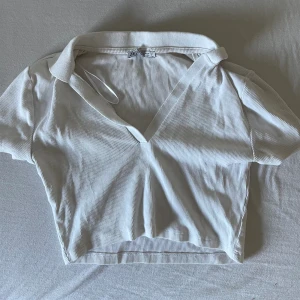 Vit t-shirt - Använd fåtal gånger, köpt på zara! passar en s/m