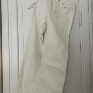 Vita jeans weekday - Vita jeans i modellen Rowe från weekday, knappt använda! W26 L32, ganska små i storleken, skulle säga att de är som ett par xs/s
