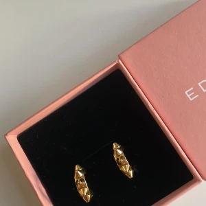 Har köpt dom och tycker dom är super fina men jag passar inte riktigt i dom. Har aldrig använt dom och dom är helt nya. Pris går att diskutera. 🎀🎀 - Guld Edblad äkta örhängen taggar fina 