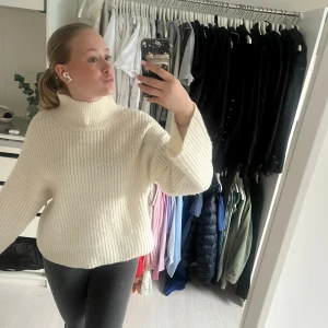 Vit Stickadtröja  - En vit stickad tröja från ginatricot Max använd 5 gånger 