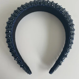 Diadem - Jag säljer mitt diadem för att den inte kommer till användning. Den är använd en gång och är i bra skick💗