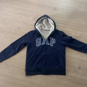 Fluffig gap zip tröja - Tröjan är använden fåtals gånger och är små nopprig tröjan är i storlek xl i barn storlek och mostsvarar xs i vanlig storlek