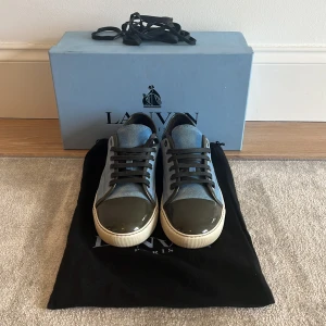 Lanvin captoe - Lanvins cap toe i färgen ljusblå som inte säljs längre.  Extra snören och dustbags och box medkommer,  Använda 2 gånger  Ser ut som helt nya Uk 6/ 40-42 Bättre pris vid snabb affär Kom och köp!