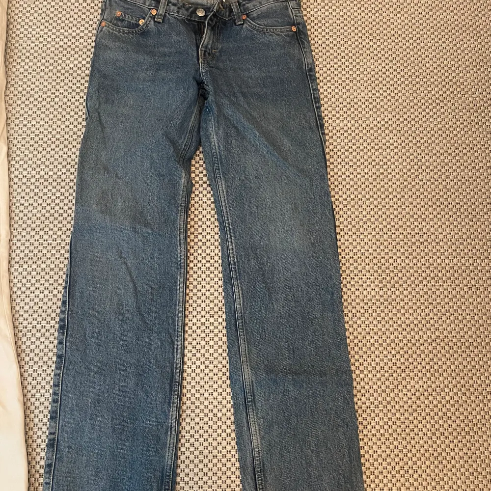 Säljer nu dessa så så snygga weekday low waist arrow jeans i storlek 24/30!💕de är i perfekt skick då de knappast är använda. Jeans & Byxor.