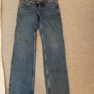 Weekday arrow jeans - Säljer nu dessa så så snygga weekday low waist arrow jeans i storlek 24/30!💕de är i perfekt skick då de knappast är använda