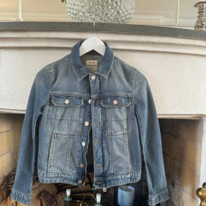 Zadig jacka - Hej säljer denna super snygga zadig jeansjackan då jag har många. Perfekt nu till sommaren