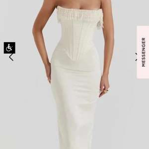 Pearl korsett klänning - Använd endast gång! Ny skick Elegant och fin klänning Köpt för 4000kr med frakt!  