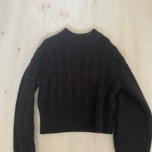 Mönstrad tröja från MONKI - Mönstrad tjocktröjan från monki i storlek XS säljer pga att den är för liten använt sällan💗