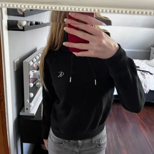 Calvin Klein hoodie - Jätte fin svart Calvin Klein hoodie som tyvärr är för liten för mig, inga defekter i bra skick💕