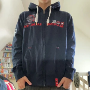 Marine Scandinavian Sportswear - hoodie sitter som en M
