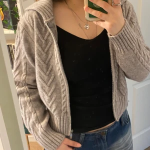 Grå tröja  - Jag har samma kofta i en annan färg och jag vill sälja den eftersom jag tycker att färgen inte passar mig. Det står L på den, men eftersom det är ett koreanskt märke är det mindre än normalt L. Så det skulle se bra ut på någon som bär M eller S.