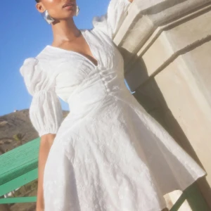 Adoore klänning - Säljer denna klänning från adoore! Jag köpte den till studenten men jag använde en annan, så den är helt ny med alla lappar kvar🩷nypris är 1495, jag säljer för 1100 men kan tänka mig gå ner i pris vid snabb affär🩷