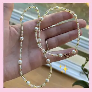 Somrigt pärlhalsband med vita & guldiga pärlor 🤍💛 guld detaljer! ✨ Halsbandet är gjort med dubbeltråd för säkerhet! Frakt 18 kronor (frimärke)